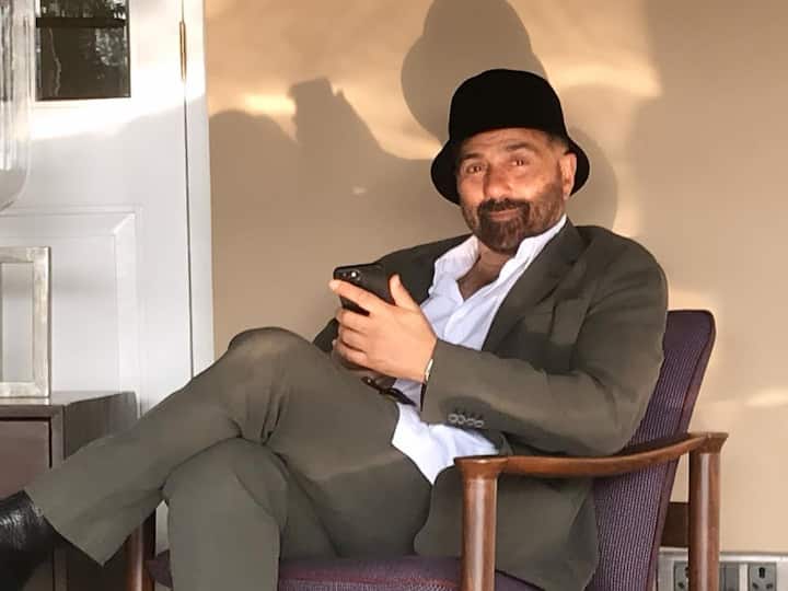 बचपन में मां ने चप्पलों से पीटा, बड़ा होकर बेटा सुपरस्टार, जानें किस्सा 8 बता दें कि सनी देओल की इस फिल्म ने बॉक्स ऑफिस पर तगड़ा कलेक्शन किया था. फिल्म ने वर्ल्डवाइड 655 करोड़ कमाए थे.