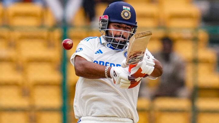 কী হয়েছে পন্থের? চা পানের বিরতির পর রবীন্দ্র জাডেজার একটি বল খেলতে গিয়ে ফস্কান ডেভন কনওয়ে।