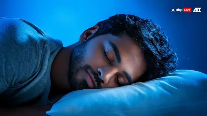 वास्तूशास्त्रात व्यक्तीच्या झोपण्यामागे अनेक नियम सांगण्यात आले आहेत. या नियमांचं पालन केल्याने तुमचं नशीब बदलू शकतं.