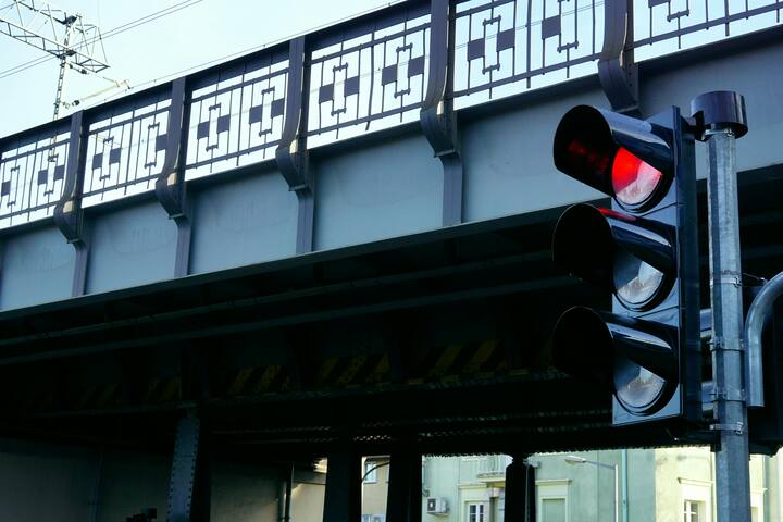 धीरे-धीरे, ट्रैफिक लाइट में कई बदलाव हुए और इसमें नए-नए फीचर जोड़े गए. आज के समय में ट्रैफिक लाइट में अलग-अलग प्रकार के संकेत होते हैं, जैसे कि पैदल यात्रियों के लिए हरा और लाल.