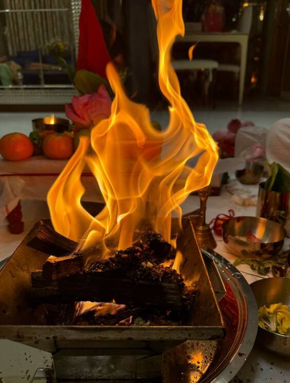 तस्वीरो में देखा जा सकता है कि हंसिका ने पूरे रीति-रिवाजों के साथ अपने नए घर की गृह प्रवेश पूजा की है. इस तस्वीर में एक्ट्रेस के नए आशियाने में हवन होता दिख रहा है.