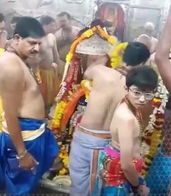 महाकालेश्वर मंदिर में भष्म आरती के दौरान लगाया गया महाभोग | ABP News Shorts