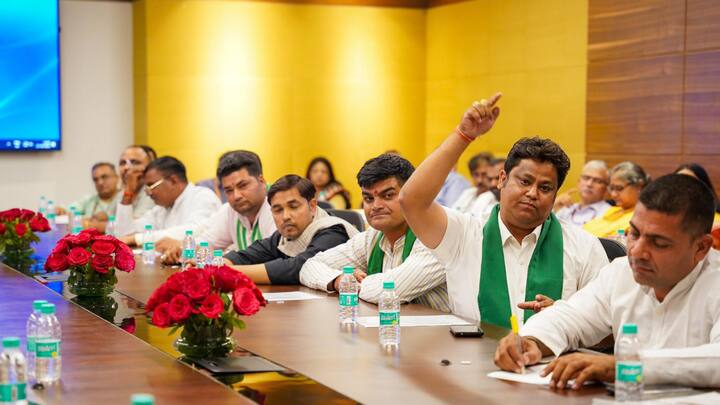 किसानों के एक समूह ने बृहस्पतिवार को सरकार को एक से ढाई एकड़ जमीन में भी खेती को लाभकारी बनाने के तरीकों की जानकारी देने वाला मॉडल फार्म बनाने का सुझाव दिया. किसानों ने एक एकड़ के खेत में लाभदायक खेती करने वाले किसानों के उदाहरण भी दिए.