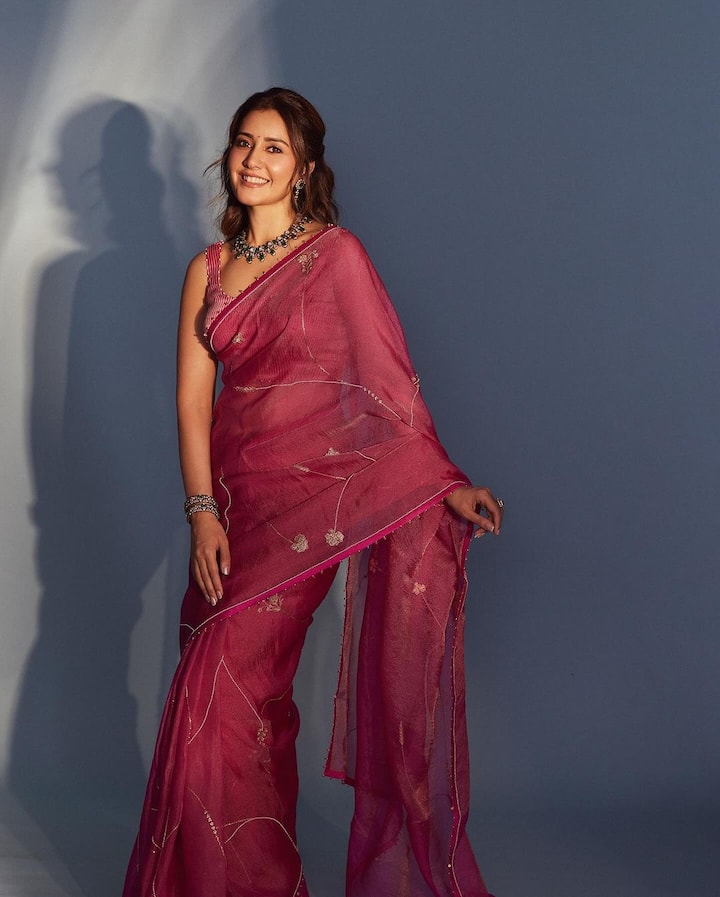 ராசி கன்னா சோசியல் மீடியாவில் ஆக்டிவாக இருப்பார் அவ்வபோது போட்டோஸ் போடுவது வழக்கம் தற்ப்போது சிவப்பு சேலையில் பதிவிட்ட புகைப்படங்கள் ரசிகர்களை கவர்ந்துள்ளது