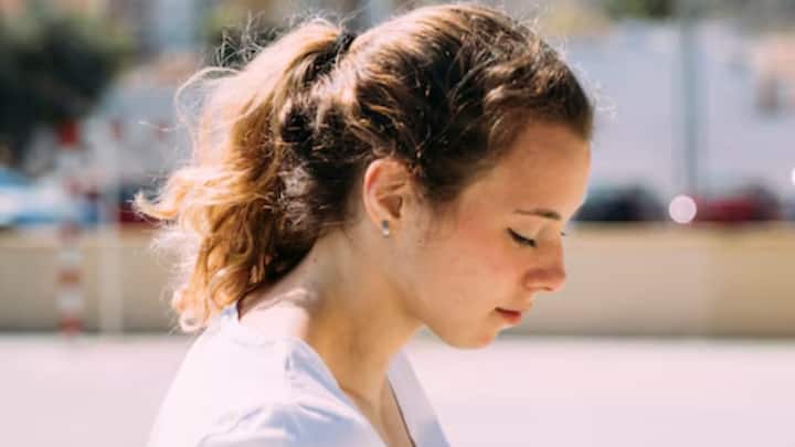 বিশেষজ্ঞদের মতে, যাঁদের স্ক্যাল্প অতিরিক্ত স্পর্শকাতর হয়, শক্ত করে চুল বাঁধলে তাঁদেরই মাথার যন্ত্রণা হয়। চুলের গোড়া এর জন্য দায়ী নয়, বরং স্ক্যাল্পের স্পর্শকাতর তন্তু এর জন্য দায়ী।