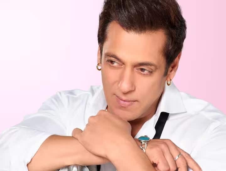 सलमान खान सालों से फ़िरोज़ा ब्रेसलेट पहनते आ रहे हैं और वह इसे चांदी की चेन के साथ पहनते हैं। यह रत्न न केवल सौभाग्य लाता है बल्कि नकारात्मकता से भी बचाता है।