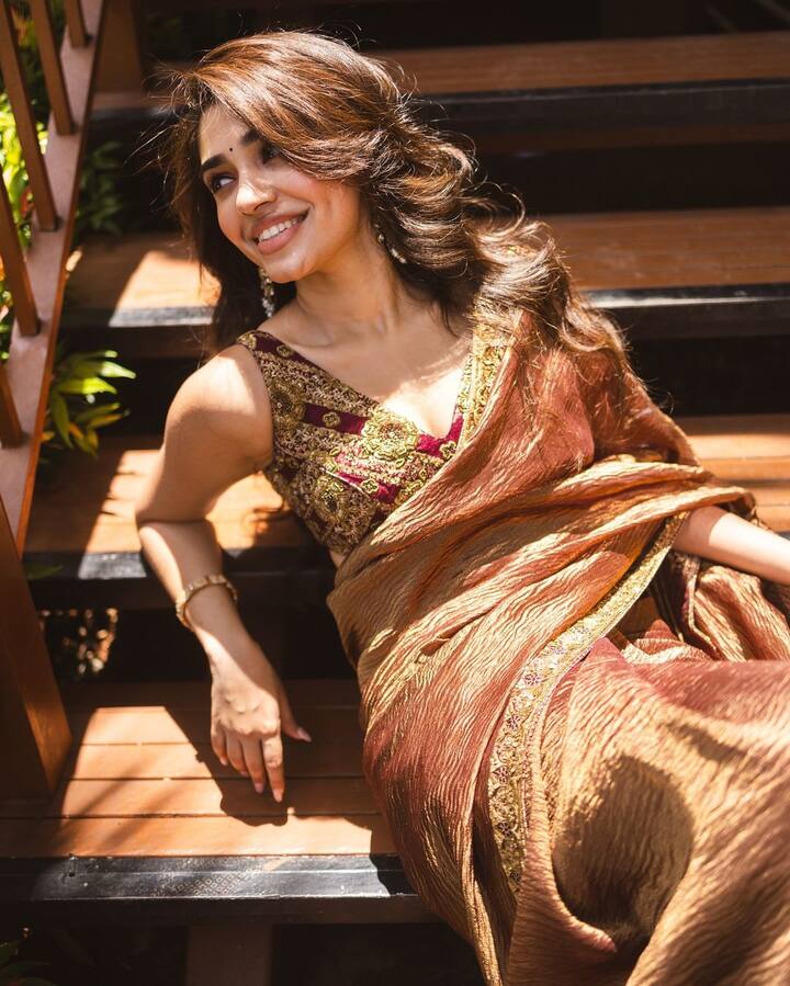 ఈ ఫోటోలను ఇన్​స్టాలో షేర్ చేస్తూ.. That #goldenhour glow 🔥అంటూ క్యాప్షన్ ఇచ్చింది. వీటికి ఆమె అభిమానులు చాలా అందంగా ఉన్నావంటూ కాంప్లిమెంట్స్ ఇస్తున్నారు. (Images Source : Instagram/Krithi Shetty)