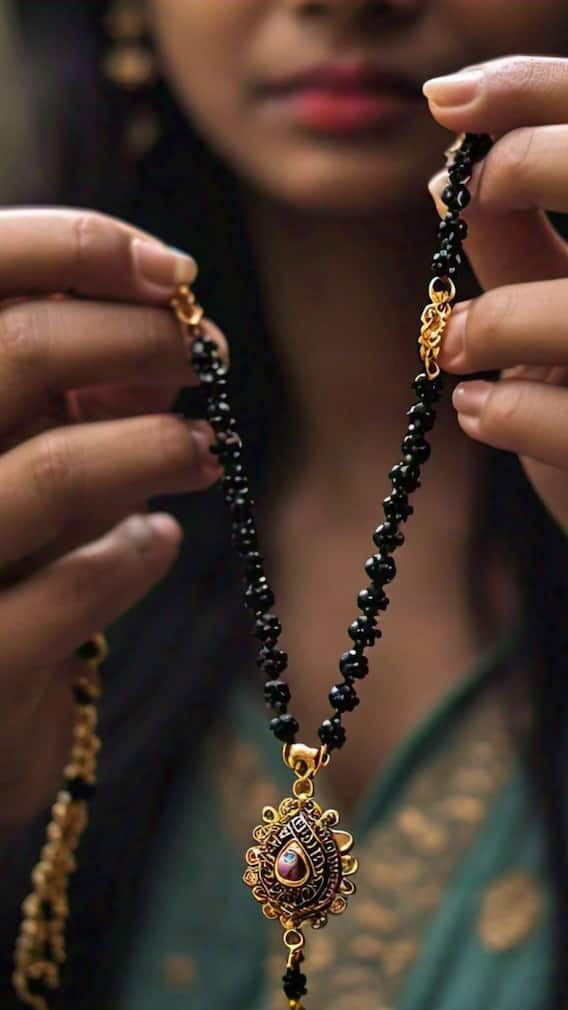 ਹੱਥ ‘ਚ ਮੰਗਲਸੂਤਰ ਪਾਉਣਾ ਸਹੀ ਜਾਂ ਗਲਤ?