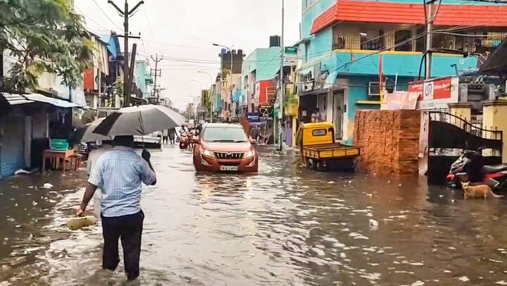 वहीं दक्षिण भारत की बात करें, तो यहां लगातार बारिश का दौर जारी है. तमिलनाडु, कर्नाटक, केरल और आंध्र प्रदेश जैसे कई राज्यों में कहीं तेज तो कहीं हल्की बारिश हो रही है.