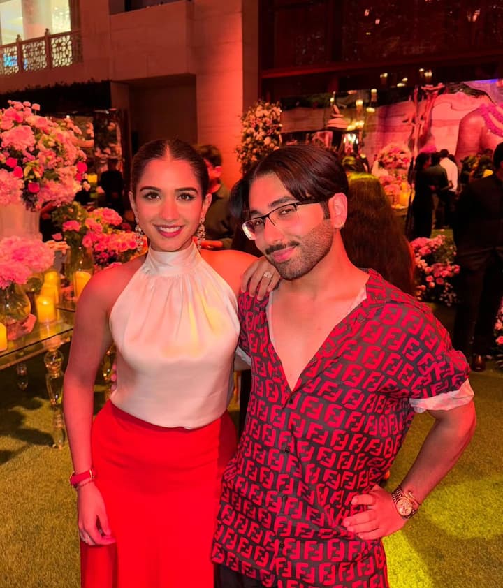 राधिका मर्चेंट के बर्थडे सेलिब्रेशन की तस्वीरें ओरी ने अपने इंस्टाग्राम अकाउंट पर शेयर की हैं. जिसमें वो बर्थडे गर्ल के साथ कई सेलेब्स के साथ पोज देते नजर आए.