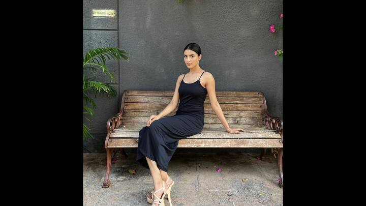 Nikita attended Carmel Convent High School and is currently enrolled at Maharaja University of Baroda to further her education. Because of her passion for art, she has been able to successfully integrate her education with her love of the arts. (Image Source: Instagram/@nikitaporwal_)