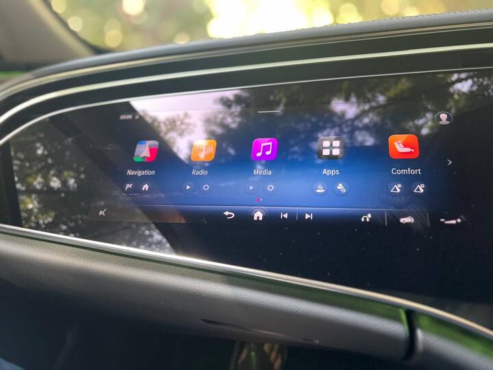 मर्सिडीज की कार में लगा AI आपके रूटीन को मॉनिटर करता है और गाड़ी की सैटिंग्स को आपके कार में बैठने के साथ ही एडजस्ट कर देता है. इस गाड़ी में सेल्फी कैमरा का फीचर भी शानदार है. इसके जरिए आप कहीं भी रुककर zoom मीटिंग्स कर सकते हैं. इसके साथ ही इस कार में और भी कई एप शामिल हैं.