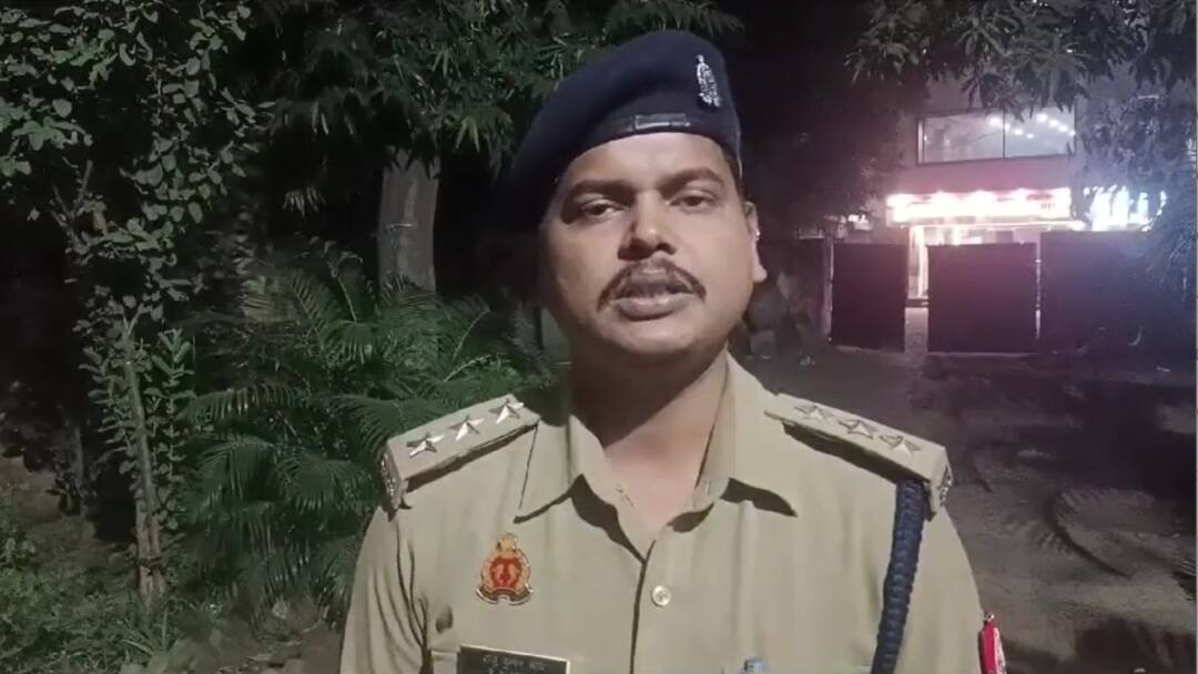 मुजफ्फरनगर में ससुराल वालों दामाद को बंधक बनाकर पीटा, जूते की पहना दी माला Son in law held hostage and beaten in in laws house Muzaffarnagar police registered a case ann मुजफ्फरनगर में ससुराल वालों दामाद को बंधक बनाकर पीटा, जूते की पहना दी माला