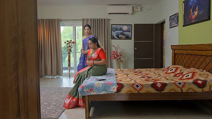 పేరంటాలకు వాయనం ఇచ్చేందుకు రమ్మంటే రేణుక రాదు.. రావణ దహనంలో రేణుకకు నిప్పంటించే సీన్ సత్యభామ అక్టోబరు 18 ఎపిసోడ్ లో రాబోతోంది...