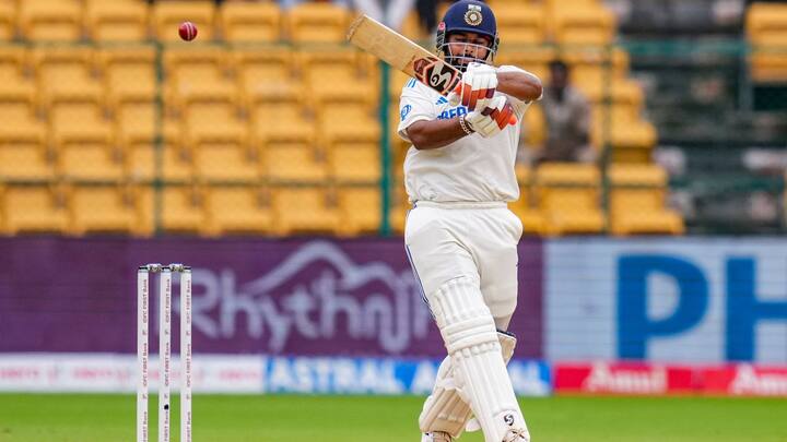 সেই বলটি পন্থও ঠিকমতো গ্রিপ করতে পারেননি। সেটি গিয়ে আছড়ে পড়ে তাঁর ডান হাঁটুতে।