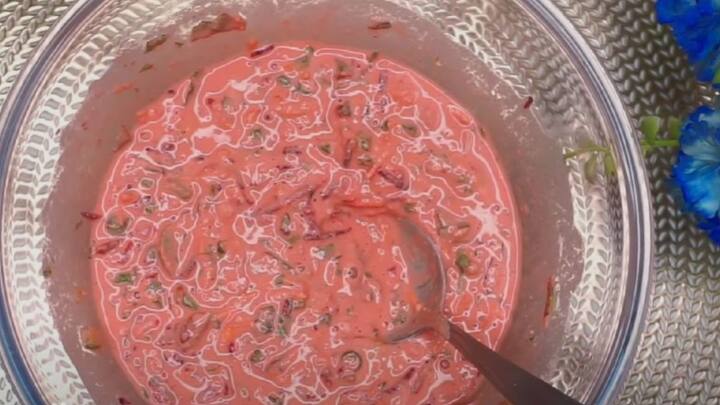 தோசை கல்லில் மிதமான தீயில் மெலிதாக இல்லாமல் அடை மாதிரி வட்டமாக வார்க்கவும். மறுபுறம் புரட்டி, இருபுறமும் வேகும் வரை அதனை நன்கு சமைக்கவும்.இதற்கு தேங்காய் எண்ணெய், நெய் என உங்கள் விருப்பபடி எதுவேண்டுமானாலும் பயன்படுத்தலாம்.  பொன்னிறமாக மாறியதும் எடுத்தால் அவ்வளவுதான். ஊட்டச்சத்துமிக்க ராஜ்மா சில்லா ரெடி!