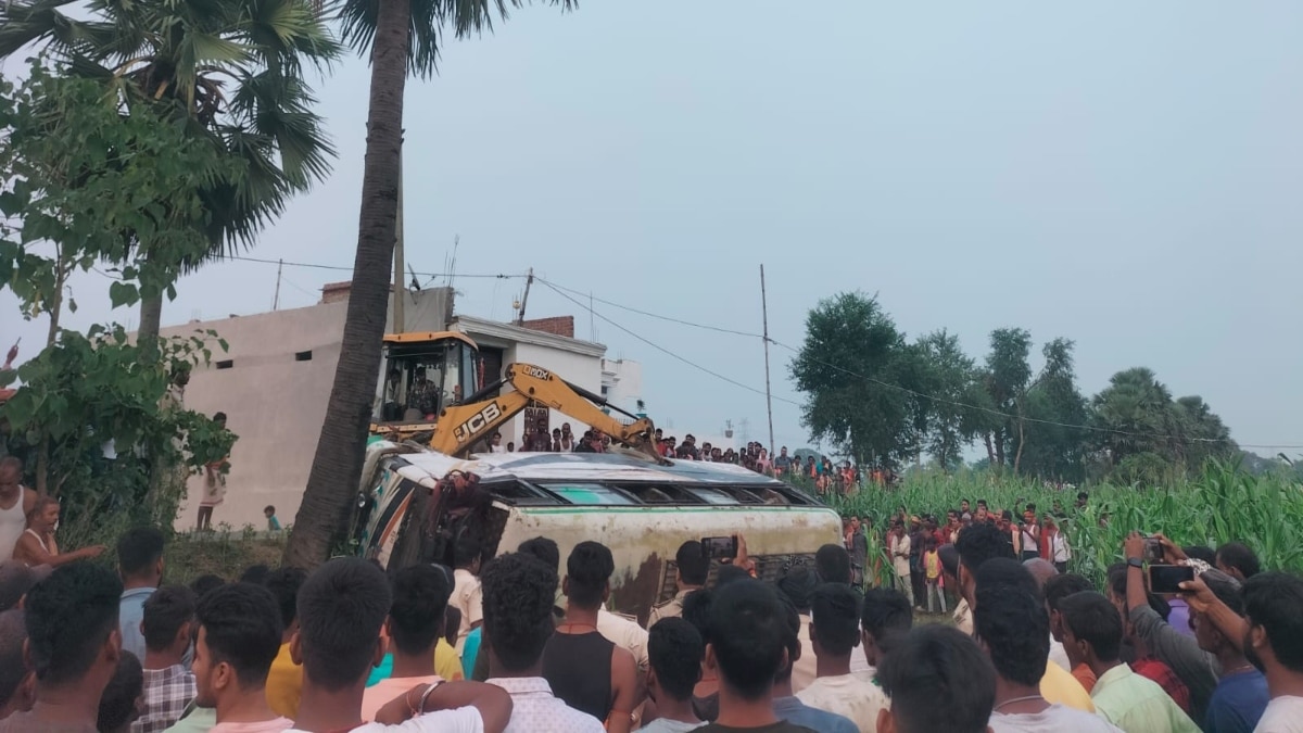 Road Accident: नालंदा में हुआ बड़ा हादसा, मजदूरों से भरी बस गड्ढे में पलटी, दर्जनों की हालत नाजुक