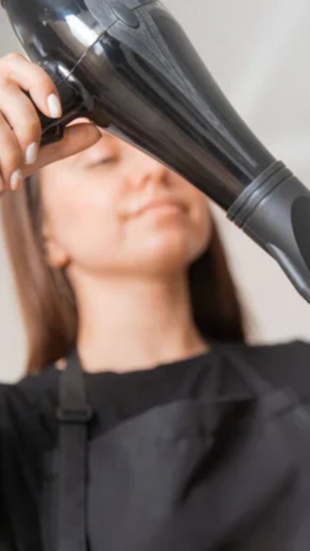 Hair Dryer की पावर रेटिंग आमतौर पर 1000 से 2000 वाट के बीच होती है, यानी यह 1 से 2 किलोवाट (kW) बिजली का उपयोग करता है.