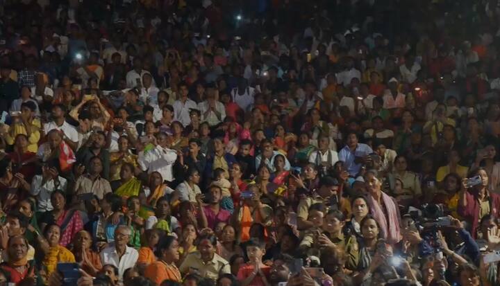 वर्षानुवर्षाच्या परंपरेनुसार सोलापुरातून या मानाच्या काठ्या कोजागरी पौर्णिमेच्या दिवशी तुळजाभवानीच्या दरबारात दाखल झाल्या.