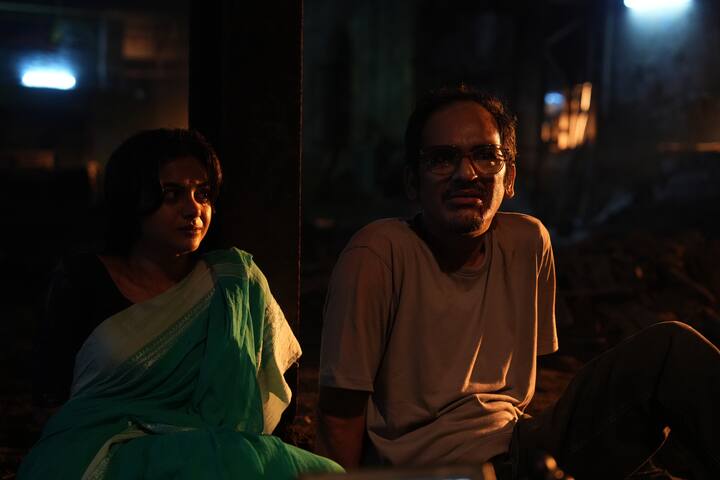 একমাত্র ছেলেকে দিল্লি পড়তে পাঠিয়ে খরচের ভারে কার্যত নুয়ে পড়েছে মধ্য ৩০-এর এই দম্পতি। দিল্লিতে ভাইয়ের সঙ্গেই ছেলেকে পড়তে পাঠিয়েছে সত্য