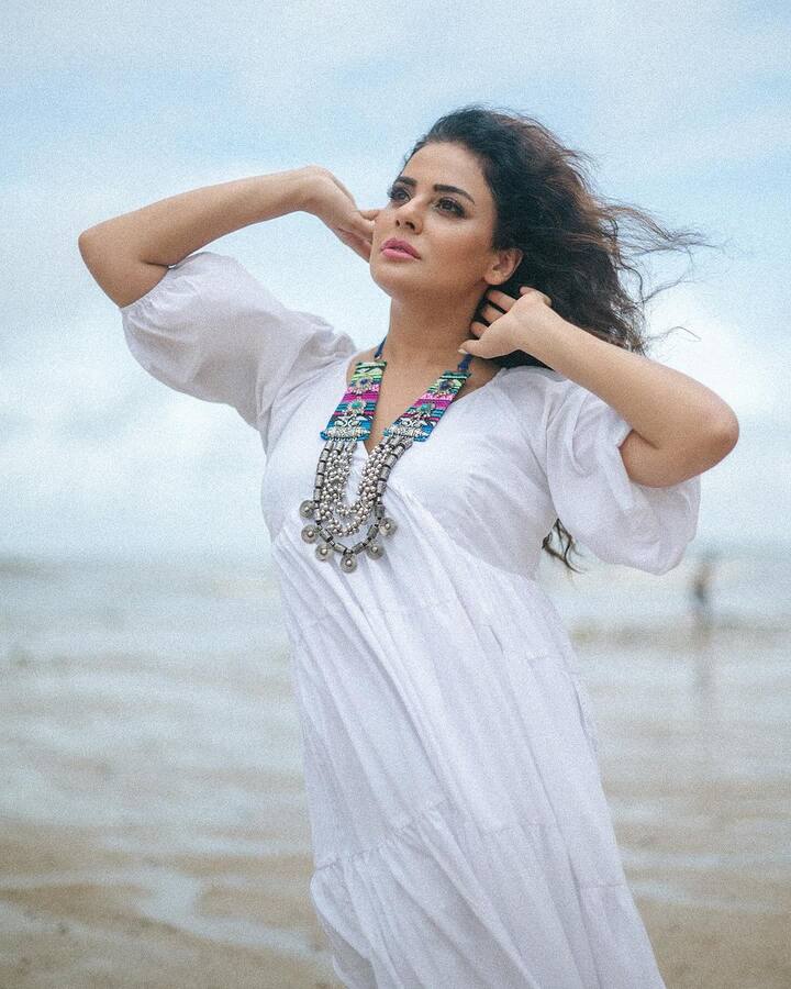 वही शो में वाइफ सारा को देखकर अरफीन खान भी फूट-फूटकर रोते हुए दिखाई दिए. वहीं शिल्पा से बात करते हुए सारा ने ये भी कहा कि, ‘बार-बार हमें कहा जाता है कि हम माइंड कोच हैं, तो क्या हम बिग बॉस का गेम नहीं खेल सकते हैं?
