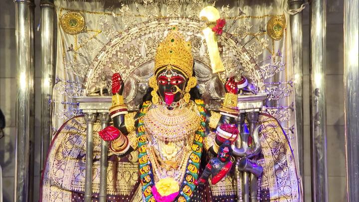 জগতে কল্যাণ এবং শান্তি স্থাপনের জন্য দেবী কালীর আরাধনা করেন ভক্তরা৷ তিনি অসুখ বিনাশিনী৷ মহা শক্তিধর শুম্ভ-নিশুম্ভের হাত থেকে ত্রিলোককে রক্ষা করতেই দেবীর সৃষ্টি৷