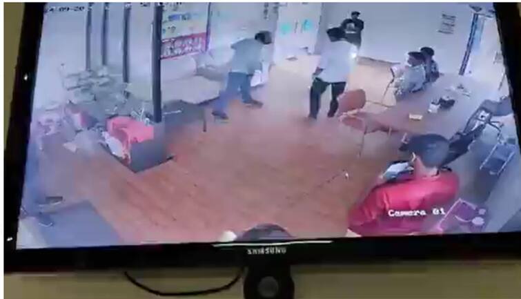 Tirunelveli Students Harassed At NEET Coaching Center Nellai Shoe Thrown At Girl நெல்லையில் நீட் பயிற்சி மையத்தில் மாணவர்கள் சித்திரவதை; காலணியை மாணவி மீது வீசி கொடூரம்