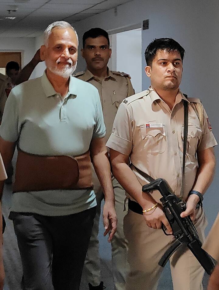 मनी लॉन्ड्रिंग से जुड़े मामले में जमानत देते हुए कोर्ट ने कहा है कि वो मामले में गवाहों से संपर्क नहीं करेंगे.(फाइल फोटो)