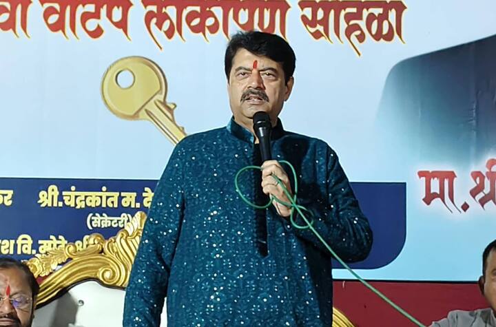 मनोज कोटक हे ईशान्य मुंबई लोकसभा मतदारसंघाचे खासदार राहिले आहेत. नुकत्याच झालेल्या लोकसभा निवडणुकीत त्यांना तिकीट नाकारण्यात आलं होतं. त्याऐवजी मिहीर कोटेचा यांना उमेदवारी देण्यात आली होती. मात्र, मिहीर कोटेचा यांचा ठाकरेंच्या सेनेच्या संजय दिना पाटील यांनी पराभूत केलं होतं. मिहीर कोटेचा यांच्या मुलूंड विधानसभा मतदारसंघातून मनोज कोटक विधानसभा लढवू शकतात अशा चर्चा आहेत.