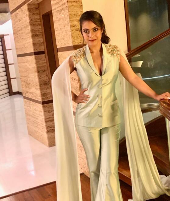 अजय देवगन के घर का हर कोना आलीशान हैं. एक्टर के घर में मॉर्डन आर्किटेक्ट और कंफर्ट साफ दिखता है. सीढ़ियों के ठीक बगल में एलिवेटर बनाया गया है जो एकदम परफेक्ट प्लेस है.