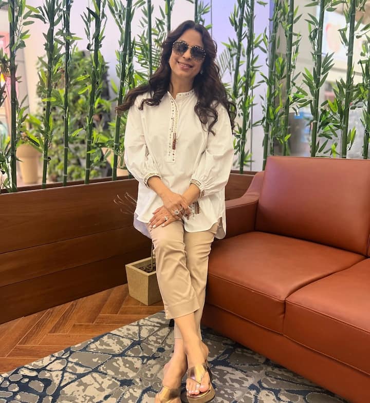 Let us tell you that Juhi Chawla may be away from films but she is quite active on social media. Where she keeps sharing her photos and videos with fans every day.