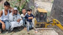 'न सरकार का आदेश न तहसील का फरमान', दबंगों ने पुलिस के साथ मिलकर बुलडोजर से ढहा दिया गरीब का घर