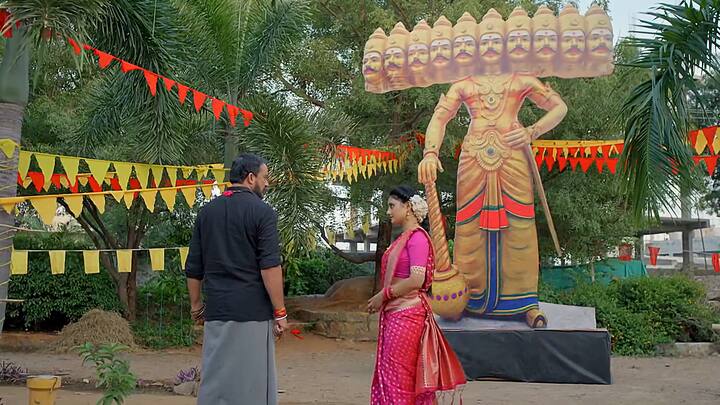 లేనిపోని ఆరాటం చేతికాని పోరాటం ఎందుకు..లేడిపిల్ల లేడిపిల్ల లెక్కుంటే బావుంటుందని సత్యను ఉద్దేశించి అంటాడు. నీ ముందున్నది మహదేవయ్య కాదు మనిషి రూపంలో ఉన్న రావణుడు అంటాడు. చనిపోయిన మనిషిని ఒకేసారి దహనం చేస్తారు అహంకారంలో చావుని కొనితెచ్చుకున్న రావణుడిని కసితీరా దహనం చేస్తారు..రావణుడి లాంటివారికి ఇదే గతి పడుతుందని పంచ్ వేస్తుంది సత్య.