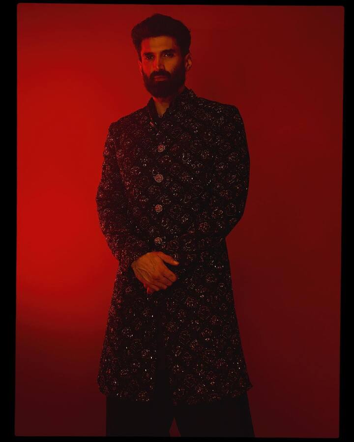 Aditya Roy Kapur goes for a sophisticated black kurta pajama with heavy embroidery, making it a versatile choice for Diwali event.