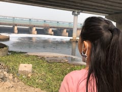 छठ से पहले दिल्ली में यमुना नदी पर झाग की सफेद परत, एक्सपर्ट ने चेताया