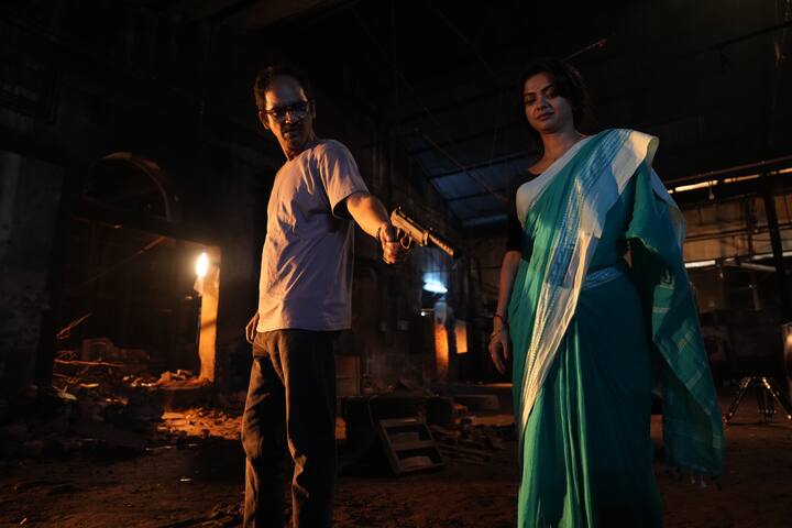 প্রসঙ্গত, সামাজিক গল্প ছেড়ে এই প্রথম থ্রিলার আঙ্গিকের ছবিতে পা রাখছেন মৈনাক। এর আগে তিনি যে ছবিগুলি করেছিলেন তার সবই পরিবার ও সম্পর্কের গল্প বলেছে।