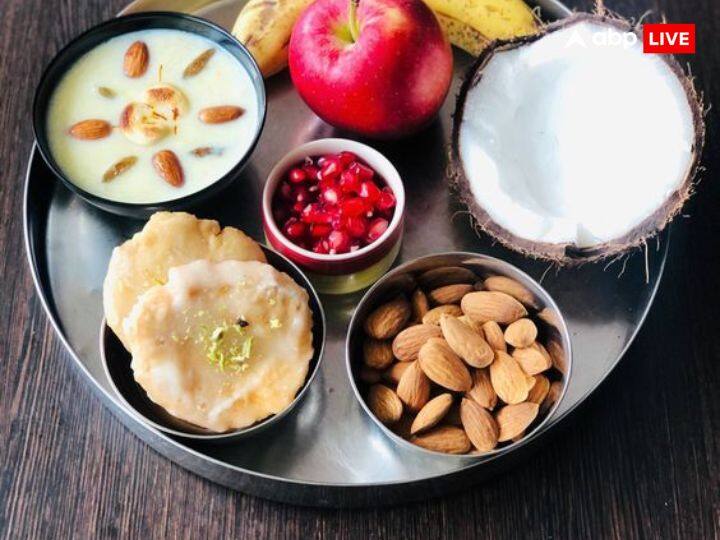 करवाचौथ के व्रत में सरगी के समय महिलाओं को क्या खाना चाहिए, इस बात को जानना बहुत जरुरी है.सरगी खाते समय आप दूध, दही,पनीर खा सकते हैं. सरगी में 7 चीजों का होना जरुरी होता है. जिनमे फल, मिठाई, फेनी, मेवे खाने चाहिए.