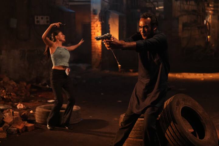 কিন্তু সত্য আর কাবেরীর এই জীবন হঠাৎ বদলে যায় যখন তাঁদের এক বন্ধু তাঁদের বাড়িতে আসে।