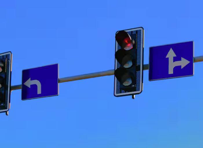 ਕਿਹਾ ਜਾਂਦਾ ਹੈ ਕਿ ਲੋੜ ਕਾਢ ਦੀ ਮਾਂ ਹੁੰਦੀ ਹੈ, ਅਜਿਹਾ ਹੀ ਕੁਝ ਹੋਇਆ। ਪਹਿਲੀ ਟ੍ਰੈਫਿਕ ਲਾਈਟ ਦੀ ਖੋਜ ਬ੍ਰਿਟੇਨ ਵਿੱਚ ਹੋਈ ਸੀ। 1868 ਵਿੱਚ ਲੰਡਨ ਵਿਚ ਇਕ ਰੇਲਵੇ ਕਰਾਸਿੰਗ 'ਤੇ ਗੈਸ ਨਾਲ ਚੱਲਣ ਵਾਲੀ ਟ੍ਰੈਫਿਕ ਲਾਈਟ ਲਗਾਈ ਗਈ ਸੀ। ਇਸ ਟ੍ਰੈਫਿਕ ਲਾਈਟ ਦੇ ਸਿਰਫ ਦੋ ਰੰਗ ਸਨ - ਲਾਲ ਅਤੇ ਹਰਾ।