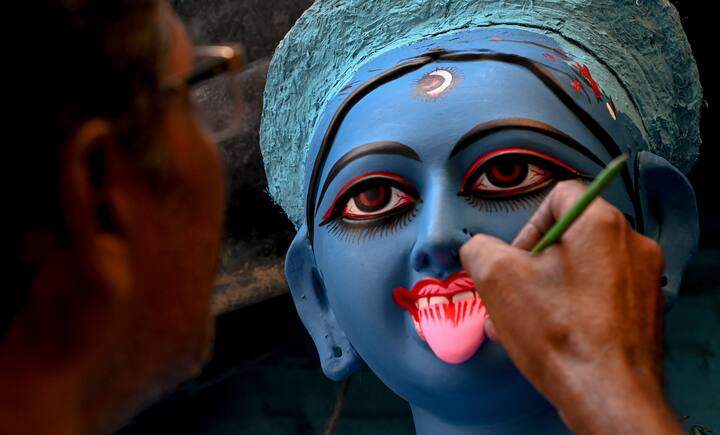 ২৯ অক্টোবর থেকেই শুরু হয়ে যাচ্ছে দীপাবলি উদযাপন। সেদিন ধনতেরস, ধনলক্ষ্মীর আরাধনা। তারপর দিন ভূত চতুর্দশী বা নরক চতুর্দশী।