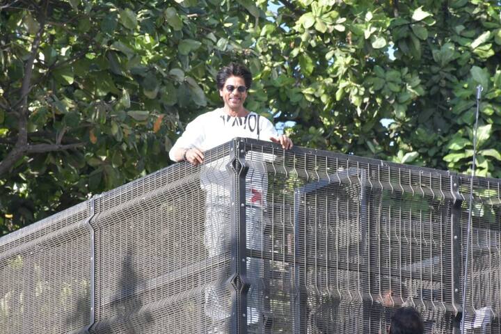 ''घरातले खूपच खुश आहेत, असिटिंग करण्याऐवजी मी घराची साफसफाई करतोय'' शाहरुख खान हसतच म्हणाला की, ''थोड्या दिवसांनी माझ्झ्या घरचे लोकं सेटच्या लोकांसारखे साफसफाई पूर्ण झाल्यावर थंब्स अप देतील की छान आहे.