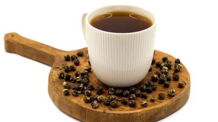 7. Black Pepper And Honey Tea: This tea combines the warming properties of black pepper with the beneficial properties of honey. It helps with respiratory health in the winter months, relieves coughs and strengthens the immune system. (Image Source: Pinterest/amvitalusa)