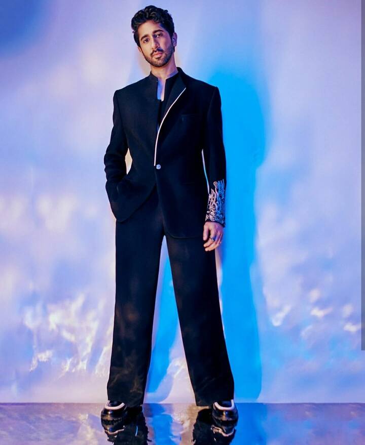 Vihaan Samat effortlessly showcases a classic black Bandh Gala, elevated with subtle embroidery along the sleeves.