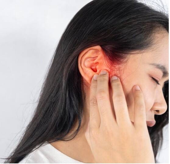 ਦਿ ਇੰਡੀਅਨ ਐਕਸਪ੍ਰੈਸ ਦੀ ਇੱਕ ਰਿਪੋਰਟ ਦੇ ਅਨੁਸਾਰ ਡਾਕਟਰ ਅਪਰਨਾ ਮਹਾਜਨ ਨੇ ਦੱਸਿਆ ਕਿ ਕੰਨਾਂ ਦੀ ਲਾਗ ਤੋਂ ਬਚਣ ਲਈ, ਤੁਹਾਨੂੰ ਰਸੋਈ ਦੀਆਂ ਇਨ੍ਹਾਂ 2 ਚੀਜ਼ਾਂ ਦੀ ਵਰਤੋਂ ਕਰਨੀ ਪਵੇਗੀ। ਇਹ ਦੋ ਚੀਜ਼ਾਂ ਹਨ- ਲੱਸਣ ਅਤੇ ਸਰ੍ਹੋਂ ਦਾ ਤੇਲ।