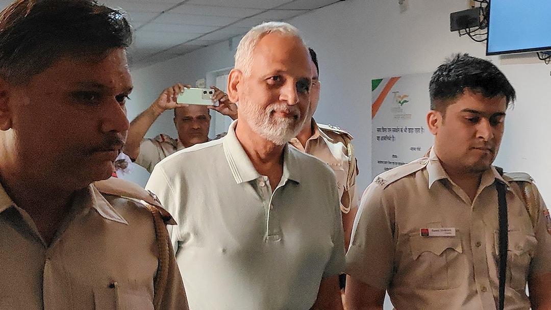 Delhi News Satyendar Jain First Reaction After Bail Following 2 Years of Incarceration AAP Celebrates Court Decision WATCH: Satyendar Jain's First Reaction From Court On Bail After 2 Years As AAP Celebrates Relief