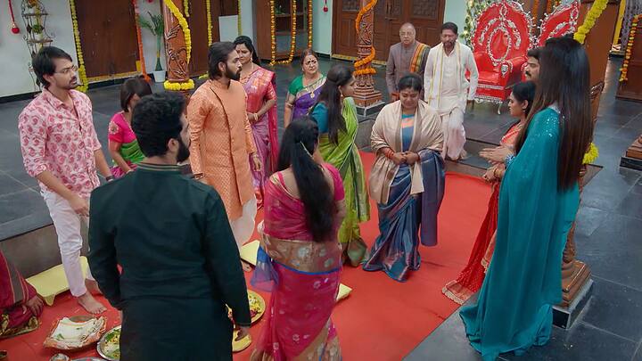 దాంపత్య వ్రతంలో కూర్చున్న జంటల ఆనందంపై ఆవిరి చేసింది. కనకం క్యాన్సర్ నాటకం బయటపెట్టేసింది. పెళ్లి అప్పుడు కూతురుకి ముసుగు వేసింది ఇప్పుడు ఇంట్లో అందరకీ ముసుగువేసిందని ఆడేసుకుంటుంది. ఇందిరాదేవి, అపర్ణ, కనకం ఎంత వారించినా రుద్రాణి తగ్గదు. కావ్య-రాజ్ నిలదీసినా కానీ రుద్రాణి రివర్సవుతుంది. నిజం కాకపోతే చెప్పమనండి అని కనకం వైపు చూపిస్తుంది..