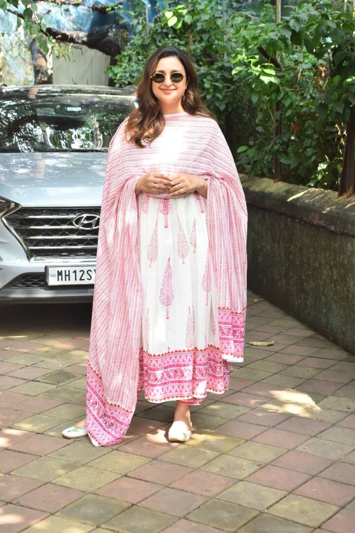 वहीं पैपराजी ने प्रियंका की बहन को भी शुक्रवार के दिन मुंबई में स्पॉट किया. जिनकी तस्वीरें सोशल मीडिया पर खासी वायरल हो रही है.