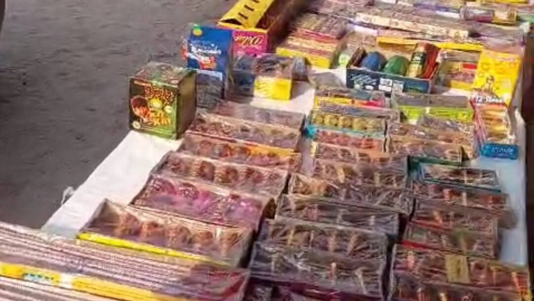 Meerut: अवैध पटाखा गोदाम में एसपी सिटी का छापा, खरीदकर बेचने वालों के खिलाफ भी एक्शन की तैयारी Meerut Police raids illegal firecracker warehouse seized 50 lack cross material ann Meerut: अवैध पटाखा गोदाम में एसपी सिटी का छापा, खरीदकर बेचने वालों के खिलाफ भी एक्शन की तैयारी