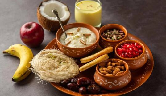 karwa-chauth-sargi-time-2024-do-not-consume-spicy-and-oily-foods Karwa Chauth Sargi Time 2024: ਤੁਸੀਂ ਵੀ ਰੱਖ ਰਹੇ ਕਰਵਾ ਚੌਥ ਦਾ ਵਰਤ, ਤਾਂ ਜਾਣ ਲਓ ਸਰਗੀ ਖਾਣ ਦਾ ਸਹੀ ਸਮਾਂ