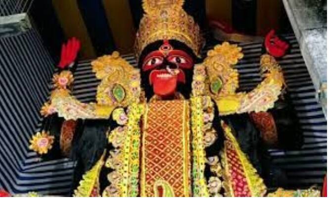 কার্তিক মাসের অমাবস্যা তিথির গভীর রাতে যোগিনী পরিবৃতা হয়ে আবির্ভূতা হন মা কালী৷